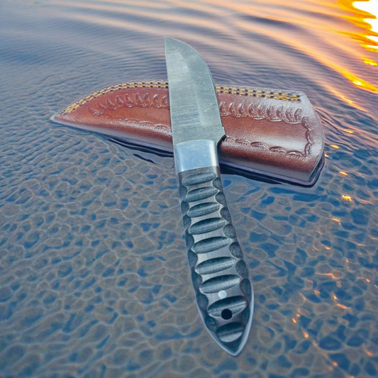 Obsidian Tide: Handcrafted Damascus Blade with Ergonomic Resin Grip